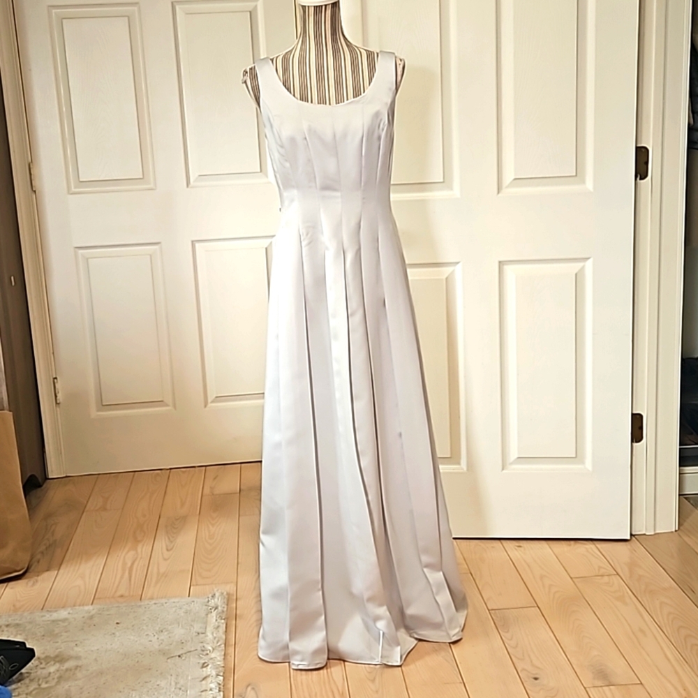 Classic White Satin Wedding Dress - Sleeveless Scoop Neck